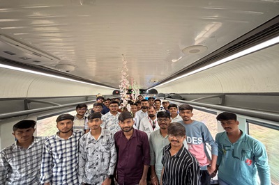 NSS volunteers of the College of Veterinary Science and Animal Husbandry, Kamdhenu University, Junagadh, proudly participated in the inaugural run of the “Vande Bharat Express Train.”