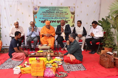 પશુ ચિકિત્સા અને પશુપાલન મહાવિદ્યાલય, કામધેનુ યુનિવર્સિટી, આણંદ ખાતે નવનિર્માણ પામના૨ ડૉ. મહેન્દ્ર એન્ડ ડૉ.ચંદ્રા વરીયા કોમ્યુનીટી સેન્ટરનું ભૂમિ પૂજન ક૨વામાં આવ્યું