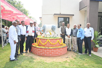 લાઈવસ્ટોક ફાર્મ કોમ્પલેક્ષ, પશુ ચિકિત્સા અને પશુપાલન મહાવિદ્યાલય, આણંદ ખાતે વિવિધ સુવિધાઓ અને કામધેનુ ગાયની પ્રતિમાનું અનાવરણ કરવામાં આવ્યું