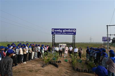 કામધેનુ યુનિવર્સિટી ધ્વારા રોહિકા, તા.બાવળા ખાતે વૃક્ષારોપણ કાર્યક્રમ યોજાયો.