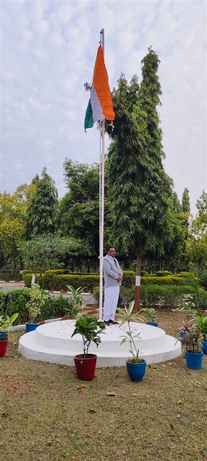 ૭૭માં પ્રજાસત્તાક દિવસ નિમિતે પશુ ચિકિત્સા અને પશુપાલન મહાવિદ્યાલય, કામધેનુ યુનિવર્સીટી સરદારકૃષિનગર ખાતે રાષ્ટ્રીય પર્વની ઉમંગ તેમજ ઉલ્લાસભેર ઉજવણી થઇ