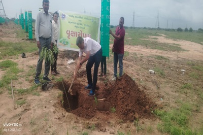 કામધેનુ યુનિવર્સિટી ધ્વારા રોહિકા, તા.બાવળા ખાતે વૃક્ષારોપણ કાર્યક્રમ યોજાયો