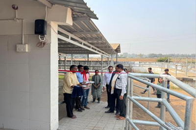 પશુ સંશોધન કેન્દ્ર, વેટ. કોલેજ, કા. યુ., આણંદ ખાતે મિકેનાઇઝ્ડ ડેરી કેટલ બ્રીડિંગ ફાર્મ પ્રોજેક્ટ અંતર્ગત નવનિર્મિત આટોમેટીક મિલ્કીંગ પાર્લ૨નું ઉદ્ઘાટન ક૨વામાં આવ્યું